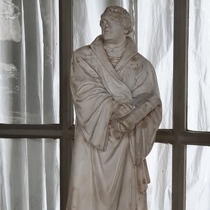 Martin Luther. Statue Martin Luther. Luther. Luther-Statue Kirche Jesteburg. Luther Kirche Jesteburg.